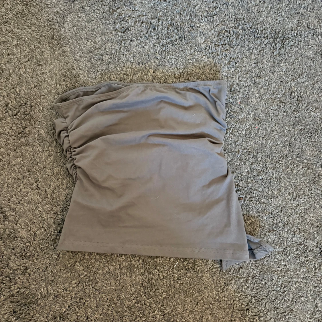 Grå  tubtopp med rynkade sidor och slits - 2