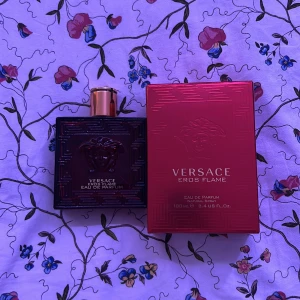 Versace Eros Flame 100ml EdP (80ml kvar) - Versace Eros Flame Eau de Parfum, 100 ml. Snygg röd flaska och lyxig design – perfekt för dig som vill sticka ut. Originalförpackning medföljer.