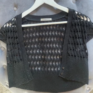 Kortärmad glitter kofta  - Superfin kofta som passar perfekt till finare tillfällen och vardags 💕Nästan helt oanvänd super fint skick!