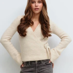 Beige omlottkofta i ullmix - Superfin beige omlottkofta. Helt ny med prislapp kvar storlek 158/164 som passar som xs/s💕