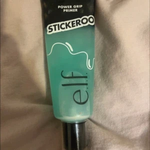 e.l.f. Power Grip Primer - Säljer en e.l.f. Power Grip Primer i en genomskinlig tub med svart lock. Primern har en cool turkos färg och är perfekt för att få sminket att sitta hela dagen. Tuben är smidig att använda och lätt att ta med i väskan. Använt 2 gånger 