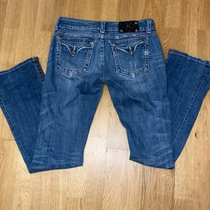 Miss Me blå bootcut jeans strl 29 - Jätte fina miss me jeans som är köpta från Vinted i mycket bra skick. Jag har andvändt dom ett fåtal gånger. Innerbenenslängden är 87 och midjemått ca 39-40 tror jag! Skriv om du har några funderingar!!