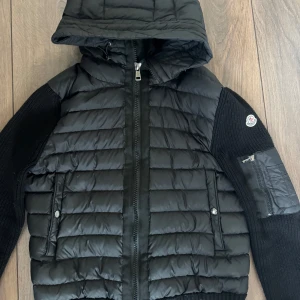 Moncler cardigan - Säljer denna snygga moncler cardigan i färgen svart. Jackan är i okej skick och har storleken S
