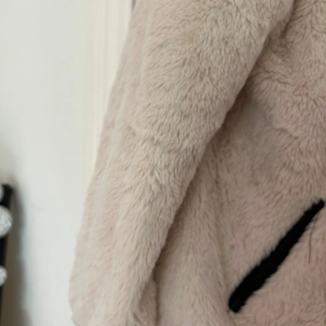 Beige teddyjacka med svarta detaljer - 1