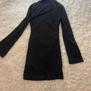 Svart tight klänning - Jättefin svart tight klänning med lite större armar, så skön och fin till hösten ❤️