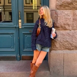 Mörkblå stickad kabeltröja - Säljer en chunky mörkblå stickad tröja med grovt kabelstickat mönster. Tröjan har lång ärm, rund halsringning och en loose fit. Den är lite nopprig och bilderna är lånade. Storleken är S/M.