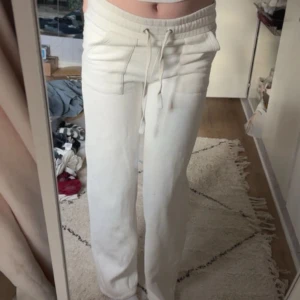 Vita mjukisbyxor med snörning XS - Vita mjukisbyxor i storlek XS med bred resår i midjan och snörning framtill. Byxorna har raka ben, sidofickor och en bakficka. Tillverkade i mjukt bomullsmaterial, perfekta för chill dagar eller när du vill vara extra bekväm.