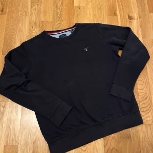 Vintage gant tröja - En vintage gant tröja. Med färgen navy/mörkblå. Stilren men kan också användas för en lite mer avslappnad outfit. Storlek 170 men passar som S.