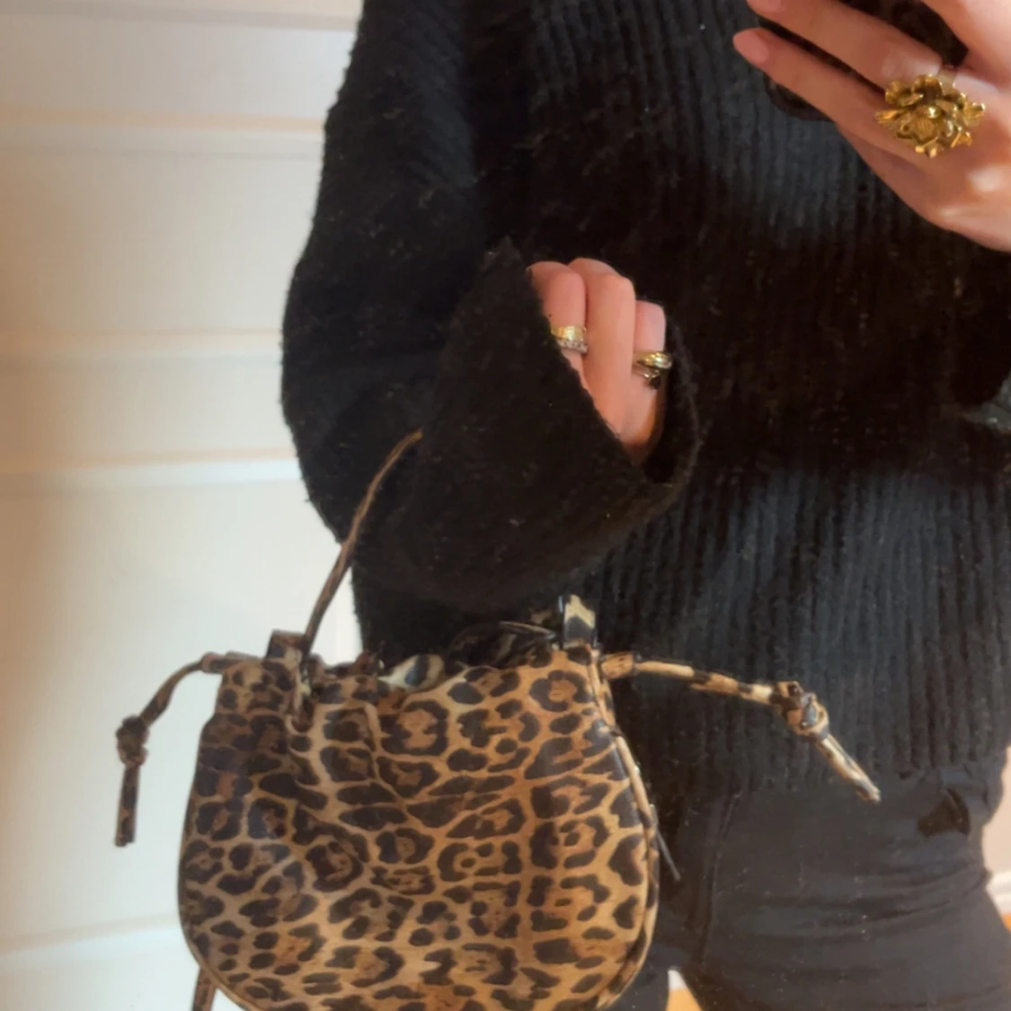 Leopardmönstrad axelväska med snörning