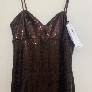 Gina klänning - Glittrig klänning som är ny med prislapp💕 Jättesnygg men kommer ej till användning. Storlek: M, men jag bär S och den funkar på mig☺️