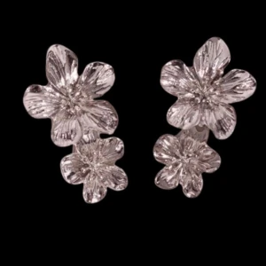 Blommiga örhängen i silver och guld - Säljer ett par örhängen med snyggt blommönster, antingen ett  par i glansig silverfärg eller  ett par i guldig ton. Båda har två detaljerade blommor i rad som ger en cool och trendig look. Perfekta för dig som vill sticka ut med accessoarer som känns unika och stilrena.