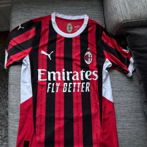 AC Milan Puma matchtröja 2024 - AC Milan matchtröja från Puma, officiell 2024-version. Skit snygg och bra kvalité. Jättebra passform och köptes för 120€ på en fotbollsshop.