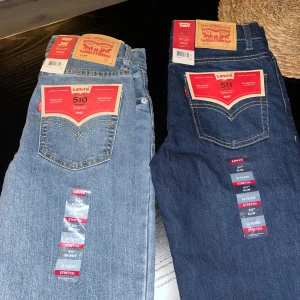 Levi's 510 & 511 jeans stretch junior 12-14 år - Två par Levi's jeans: ett par ljusblå 510 skinny stretch och ett par mörkblå 511 slim stretch. Båda har klassisk femficksdesign, Levi's logga på bakfickan och är tillverkade i stretchigt jeanstyg för extra komfort. Perfekta för dig som gillar en snygg och modern passform. Båda för 500 kr 