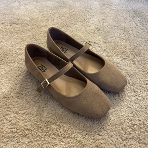Beigea mocka ballerinas - Aldrig kommit till användning då jag köpte för liten storlek🥰