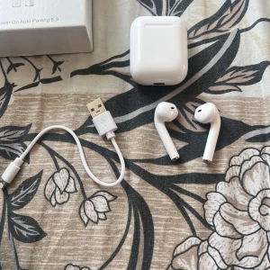 i12 TWS True Wireless Stereo - Trådlösa i12 TWS hörlurar med laddningsetui och USB-kabel. Bluetooth 5.3 för stabil anslutning och auto pairing. Komplett med originalförpackning, ser ut att vara i gott skick utan synliga defekter. Perfekt för musik och samtal på språng.