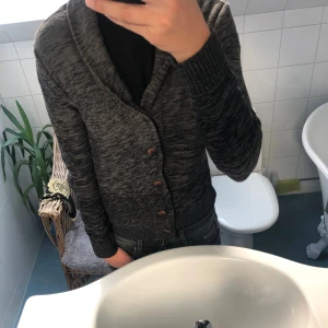 Selected homme stickad cardigan  - Tja! Säljer en skit fet stickad cardigan från selected homme. Otroligt snyggt mönster.Hör av dig vid funderingar!