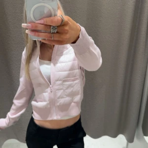 Ljusrosa jacka - Säljer en ljusrosa jacka med quiltad framsida och dragkedja. Tröjan har långa ärmar i stickad kvalitet och en liten ficka framtill. Perfekt för dig som gillar en söt och trendig look. Använd fåtal gånger💕