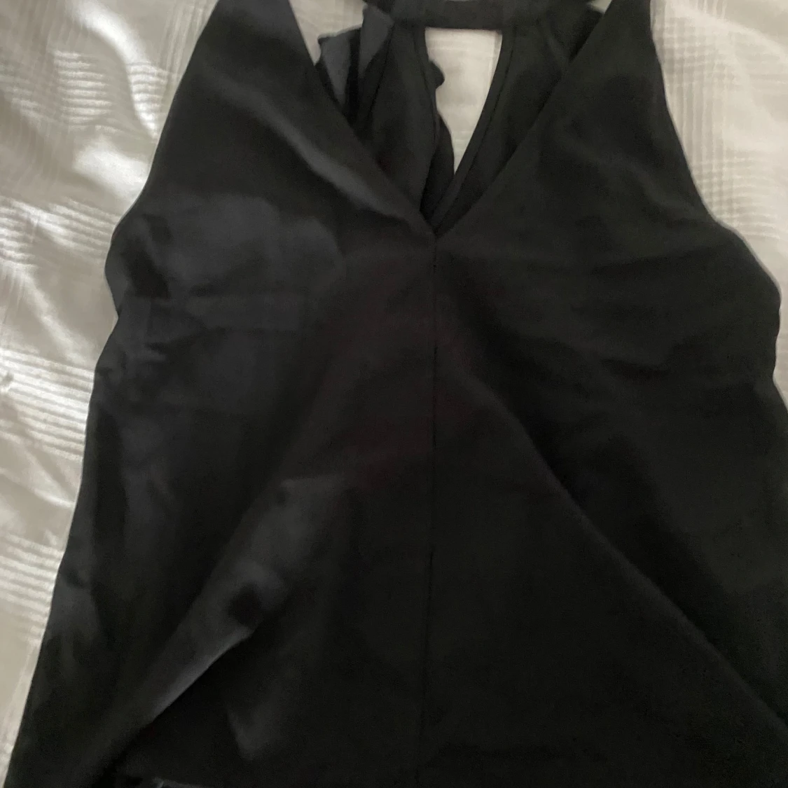 Svart halterneck blus med volang - 1