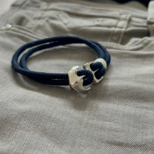 Armband ankare - Marininspirerat armband – Stil & Kvalitet från Armory  Upptäck det perfekta komplementet till din stil! Detta marinblå armband med en stilren ankardetalj kombinerar en elegant design med en avslappnad, nautisk känsla.  Ett utmärkt val för dig som vill ha en diskret men stilfull accessoar eller en uppskattad present till någon speciell.  Hör av dig vid frågor / armory 