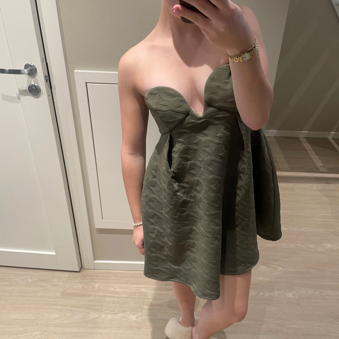 Grön axelbandslös kortklänning - 1