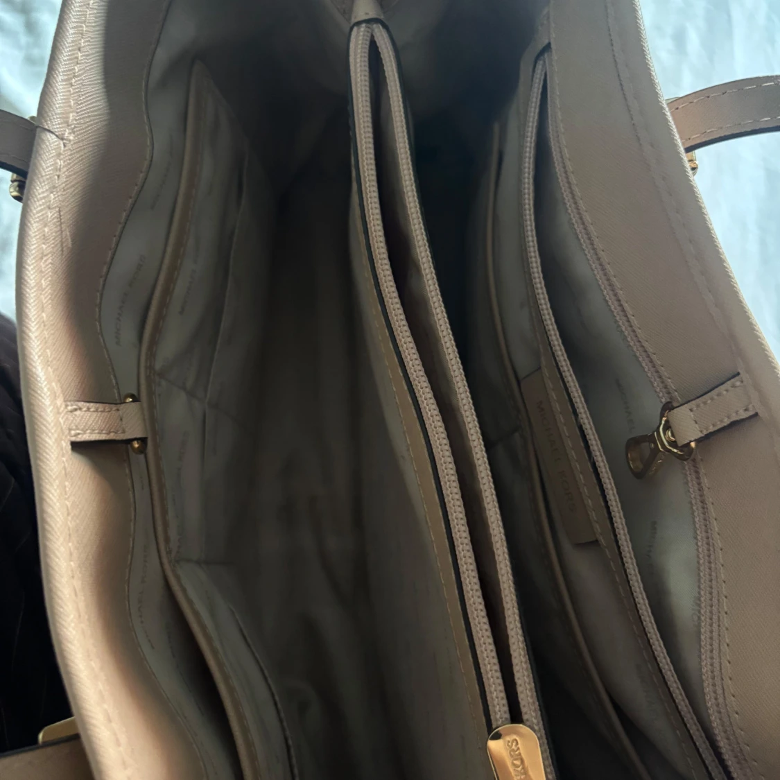 Beige handväska från Michael Kors - 3