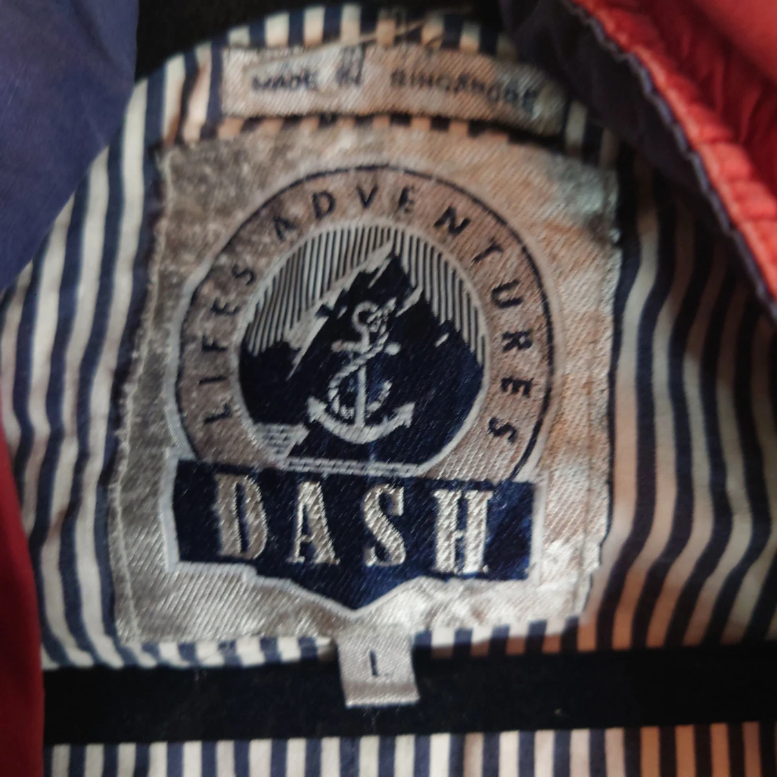 Röd vindjacka från DASH med huva - 1