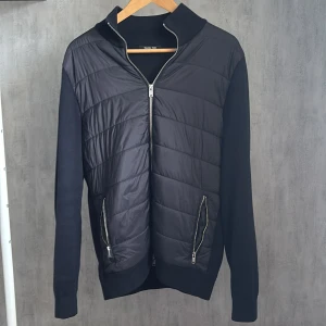 Mörkblå Cardigan från Massimo Dutti  - Mörkblå Cardigan från Massimo Dutti! Perfekt för kalla höstdagar. Storlek M. Skick:9,5/10. Säljer den för 899kr!