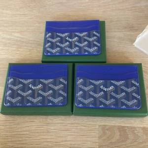 G korthållare  - Säljer dessa blåa g korthållare i helt nytt skick, 499 för alla tre annars är de styck pris på 199