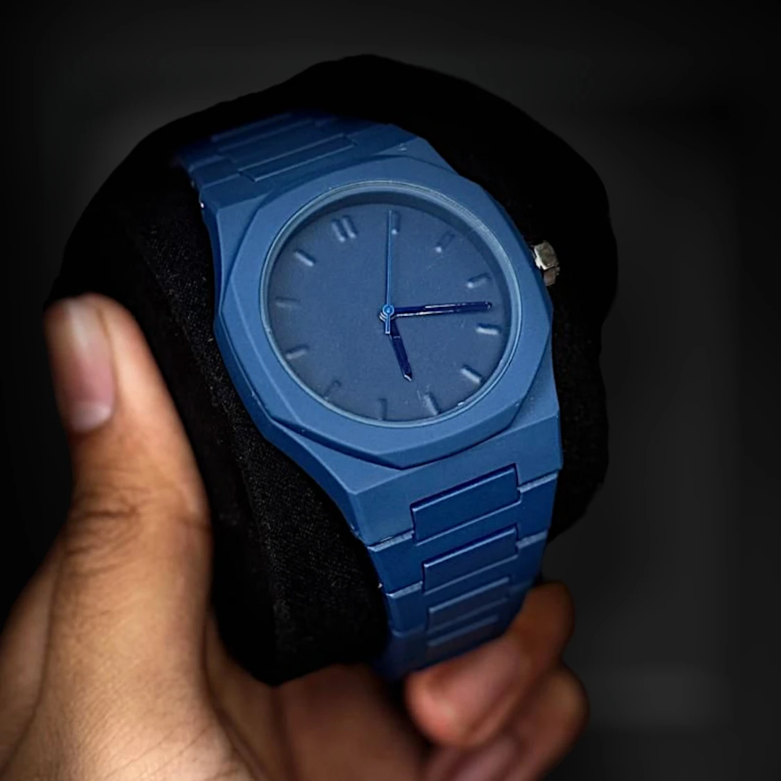 Blå stilren klocka med länkarmband
