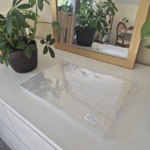 MacBook Air 15.3" Skal (A2941/A3114/A3241) - Transparent skyddsskal för MacBook Air 15.3" (modeller A2941, A3114, A3241). Nytt och oanvänt, levereras i originalförpackning. Ger effektivt skydd mot repor och stötar utan att påverka datorns design.🤍