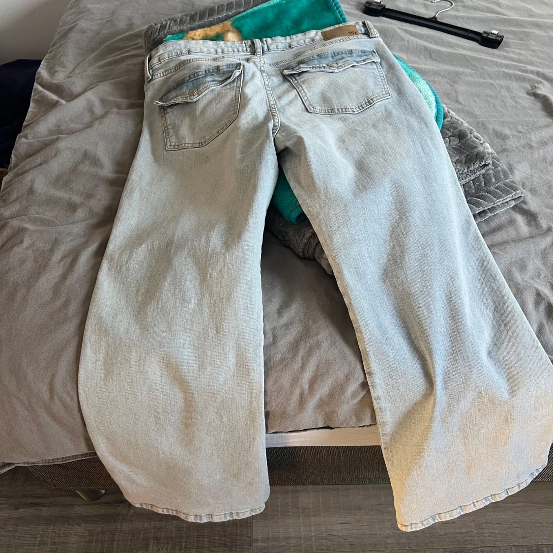 Bootcut jeans i ljus denim från 157 - 1