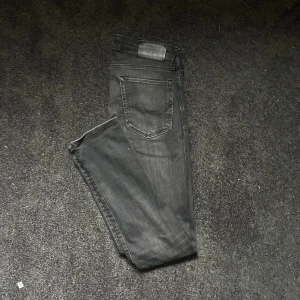 Svarta slim jeans från Jack & Jones - Säljer ett par svarta slim jeans från Jack & Jones.