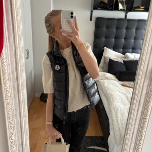 Moncler Dunväst Ghany Svart - Säljer min Moncler Ghany dunväst i svart. Mycket bra skick, sparsamt använd, inga fläckar eller skador. Vet ej vad storleken är men motsvarar ungefär XS/S (passar mig som vanligtvis har xs/s). Fick den som present för några år sedan därav har jag tyvärr inget kvitto.  För fler bilder kontakta mig. Kan också tänka mig att byta mot en cardigan. Pris kan diskuteras vid snabb affär.  📍Kan skickas eller mötas upp i Göteborg 