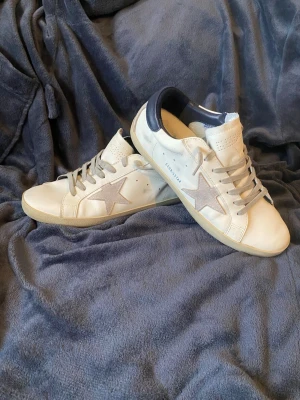 Golden Goose vita sneakers med stjärna - Ett par snygga Golden Goose i storlek 44. Dessa dojor är i riktigt bra skick. Köp dem och njut, skriv vid frågor. Mvh