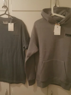 Paul Hunter Hoodie och t-shirt small  - Nyskick/oanvända  Paul Hunter Hoodie och t-shirt Herr modell  Storlek: S  Säljes ihop och ej styckvis Pris 400kr för båda tillsammans 