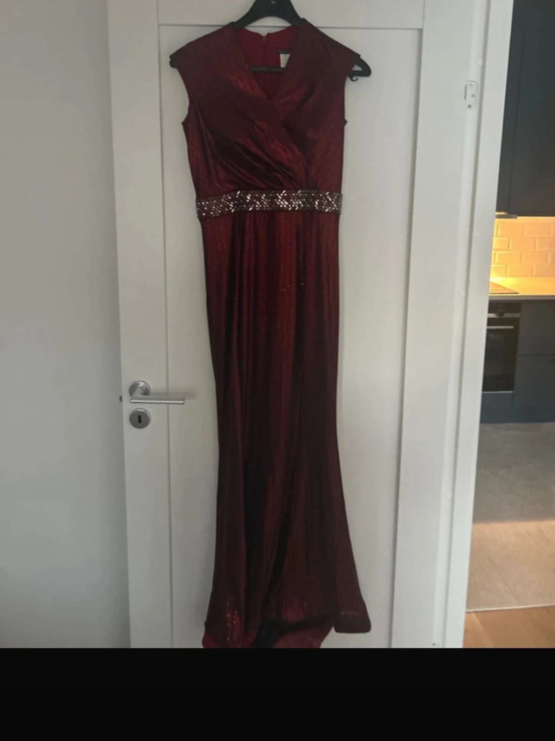 Vinröd långklänning med glitterdetaljer