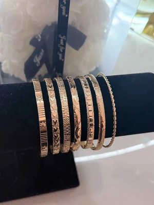 Guld Armband Set - Helt ny aldrig använd. Rostfritt stål. Justerbar. Alla 7 st medföljer