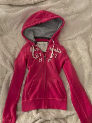 rosa yk2 vintage abercrombie zip  - så fin rosa vintage abercrombie & fitch zip kofta/tröja! stl xs 💓