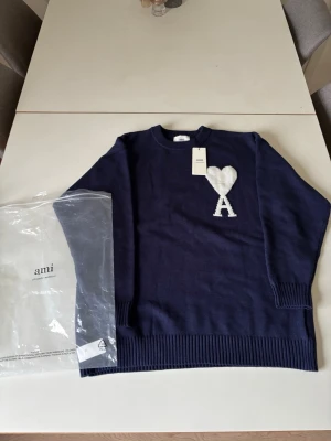 Ami Paris tröja  - Säljer en riktigt fin Ami Paris tröja som Aldirg är andvänd alltså nyttskick. Tagsen på tröjan är fortfarande på och påsen ingår i köpet. Frågor eller funderingar är de bara att höra av dig.