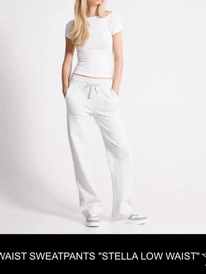 Grå mjukisbyxor med snörning - Snygga ljusgrå mjukisbyxor med låg midja och avslappnad passform!!🩷🩷