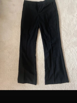 Gina Tricot kostymbyxor  - Kostymbyxor från Gina, aldrig använt (köpte fel storlek😔) de är en blandning mellan straight leg å flare i passformen, low waist!