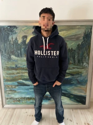 Hollister hoodie - Säljer nu en Hollister Hoodie👕                                                              Storlek: M, Skick: 9/10, Skriv vid minsta fråga, Fraktar alltid inom 24h efter köp📦