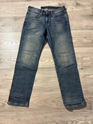 Jeans - Snygga blå jeans från H&M med rak passform och klassisk femficksdesign. Jeansen har en lätt tvättad look och normal midja. Perfekta för en avslappnad stil och tillverkade i slitstarkt denimtyg.