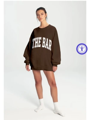 SÖKER! Brun oversized sweatshirt THE BAR - SÖKER! Mörkbrun oversized sweatshirt med stora vita bokstäver 'THE BAR' framtill. Tröjan har rund halsringning och långa ärmar med breda muddar. I st S, kan tänka runt 300-400 kr😊