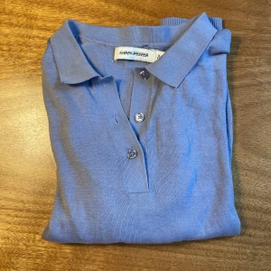 T-shirt piké, Carin Wester, M - En lavendelblå finstickad pikétröja från Carin Wester i storlek M. Köpt här på Plick men passade inte mig. Har ett litet hål ovanför etiketten men inget som syns (såldes så till mig)💕