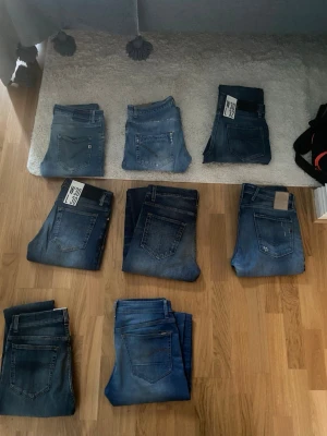 Blå jeans i olika tvättar - Säljer flera par blå jeans i olika tvättar och nyanser. Klassisk femficksmodell med raka eller smalare ben. Passar dig som gillar en enkel och stilren look. Perfekta till vardags och lätta att matcha med olika plagg.