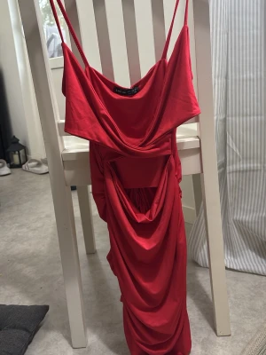Röd draperad långklänning  - Röd klänning, stretchig i materialet! Aldrig använd