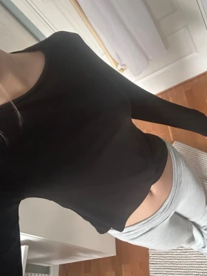 Svart långärmad croppad topp - Säljer en svart träningströja från lager 157💕