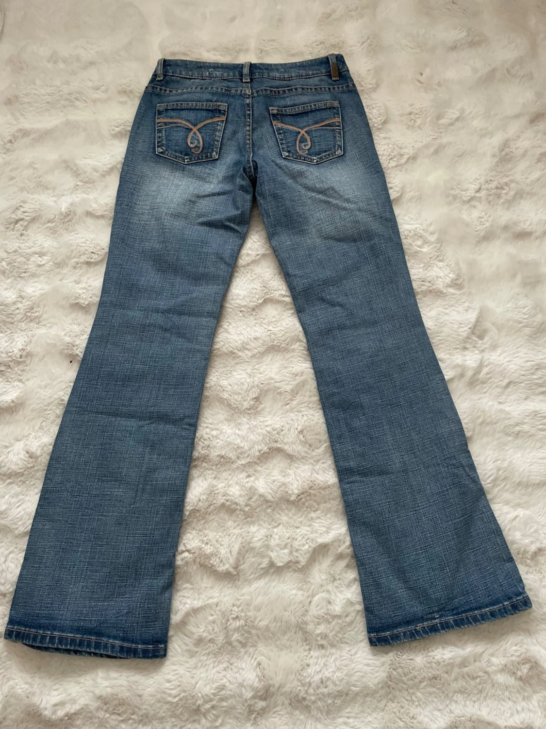 Blå bootcut jeans med broderade fickor - 1