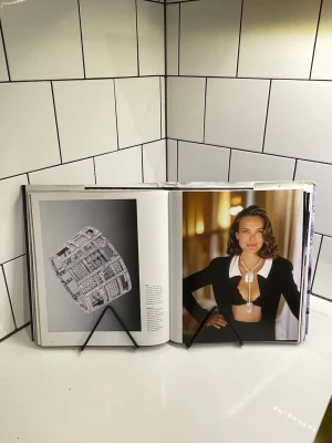 Chanel bok - Chanel bok med bokställ. Superfint skick på insidan men framsidan är lite smutsig. Ingenting man ser om man har boken i stället. Kolla bilderna ! 